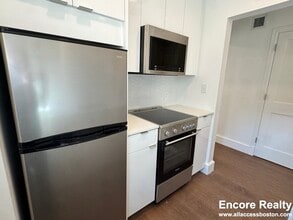 1200 Massachusetts Ave, Unit 312 in Cambridge, MA - Foto de edificio - Building Photo