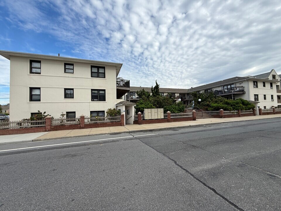 65 W Broadway, Unit 2B in Long Beach, NY - Building Photo