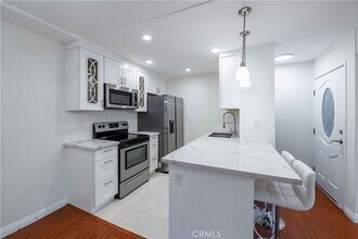 28947 Thousand Oaks Blvd in Agoura Hills, CA - Foto de edificio - Building Photo