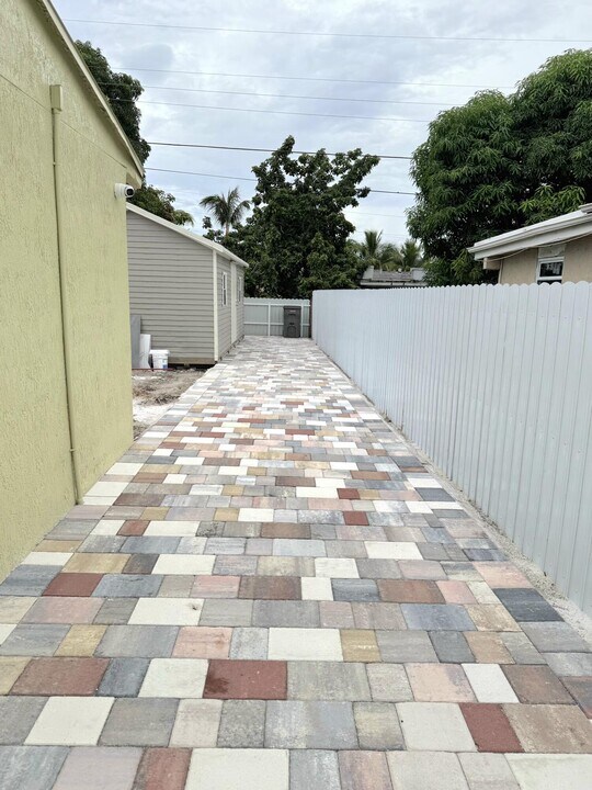 4220 N Browning Dr in West Palm Beach, FL - Building Photo