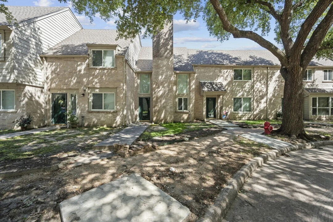 2137 Shiveley Cir in Houston, TX - Building Photo