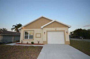 2197 Davis Ct in Ft. Myers, FL - Building Photo