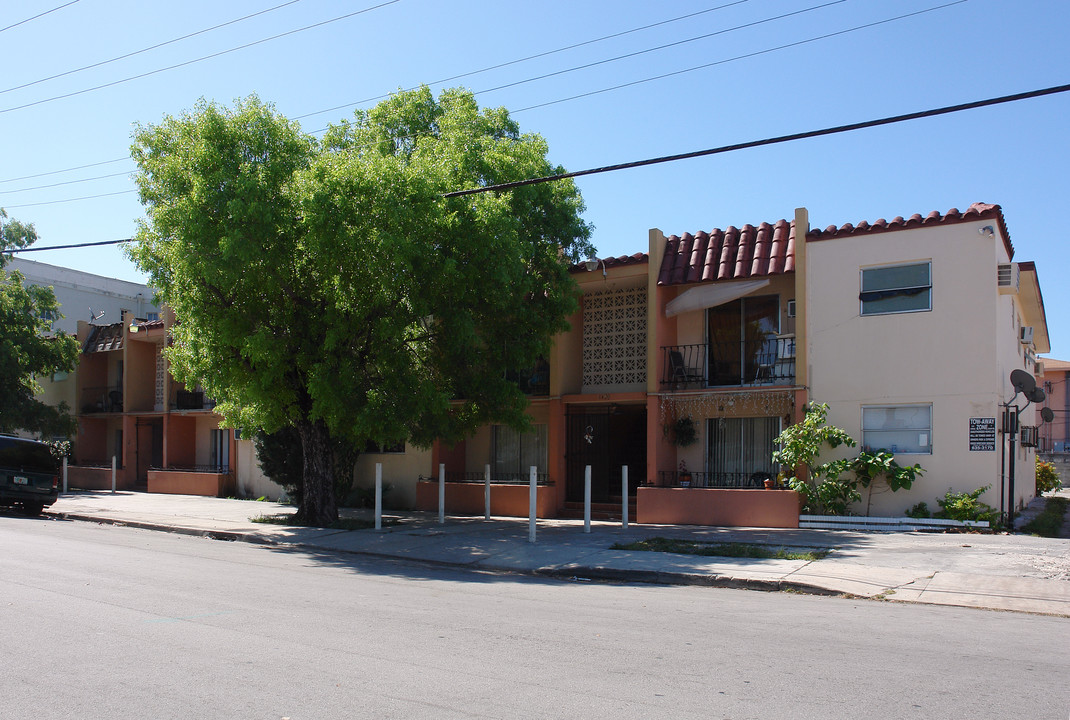 Apartamentos Camila in Miami, FL - Building Photo