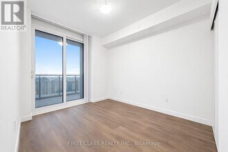 8 Eglinton Ave E in Toronto, ON - Building Photo - Building Photo