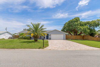 2016 Abalone Ave in Indialantic, FL - Foto de edificio - Building Photo