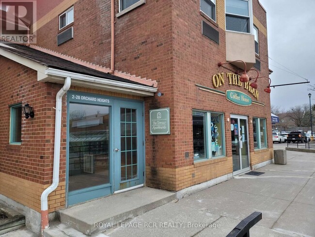2 Orchard Heights Blvd in Aurora, ON - Building Photo - Building Photo