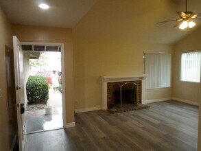 5691 Lynnbrook Plz in Yorba Linda, CA - Foto de edificio - Building Photo