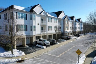 112 Regency Ct in Morganville, NJ - Building Photo - Building Photo