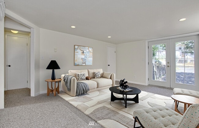 7555 17th Ave NW in Seattle, WA - Foto de edificio - Building Photo