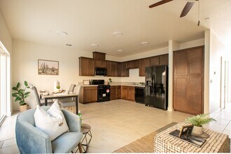 902 N Olive Ave in Turlock, CA - Building Photo - Building Photo