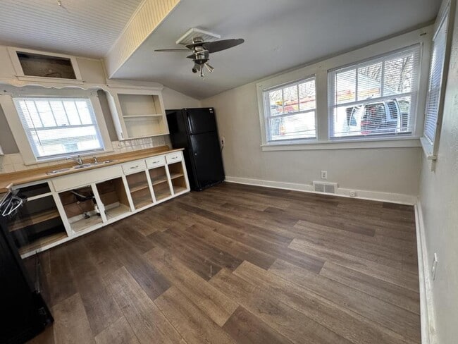 property at 836 S Broadway Ave