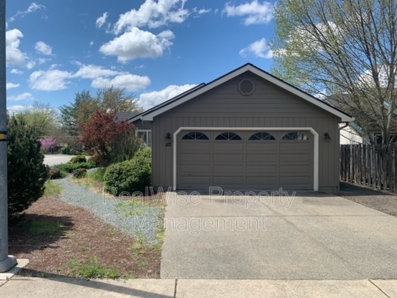 112 SE Independence Dr in Grants Pass, OR - Building Photo