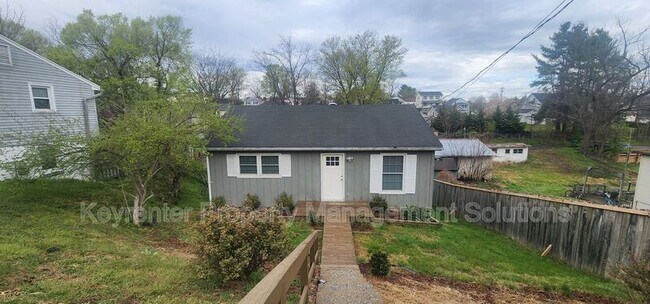 825 Highland Ave in Waynesboro, VA - Building Photo - Building Photo