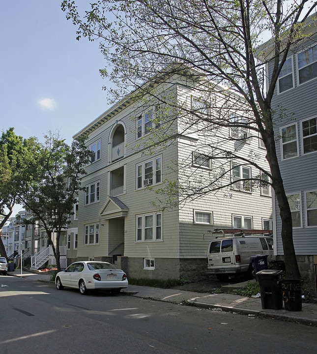 32 Melbourne St in Boston, MA - Building Photo