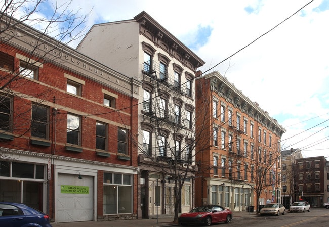 124 E 13th St in Cincinnati, OH - Foto de edificio - Building Photo