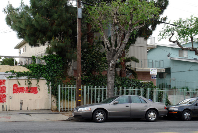 220 E Hyde Park Blvd in Inglewood, CA - Foto de edificio - Building Photo