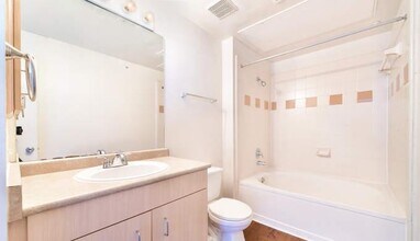 302 Gray St in Houston, TX - Building Photo - Building Photo