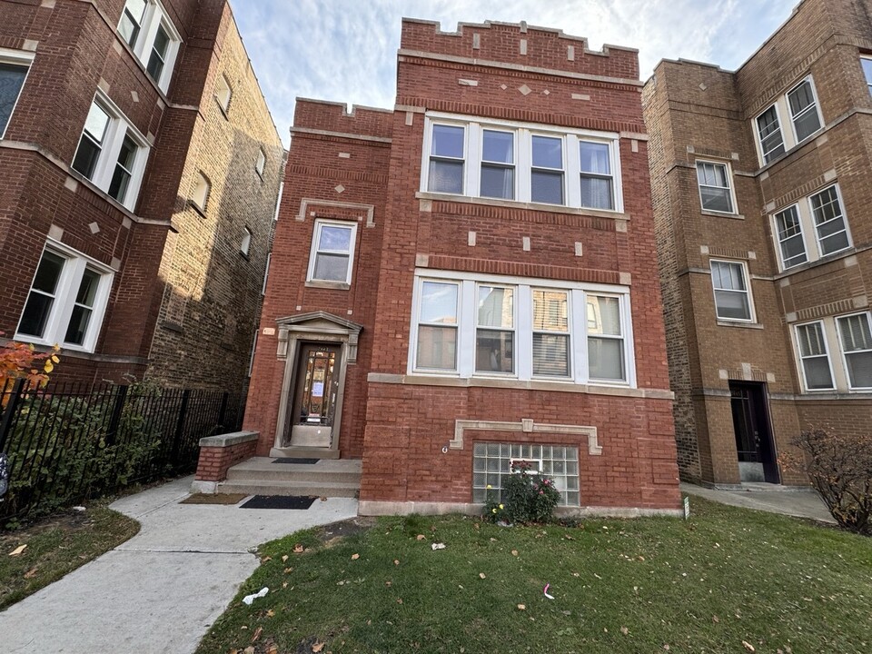 2443 W Foster Ave in Chicago, IL - Building Photo