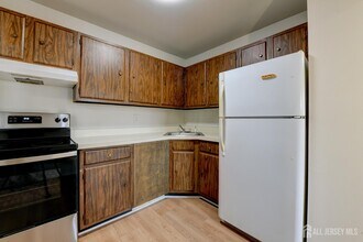 6 College Dr in Edison, NJ - Building Photo - Building Photo