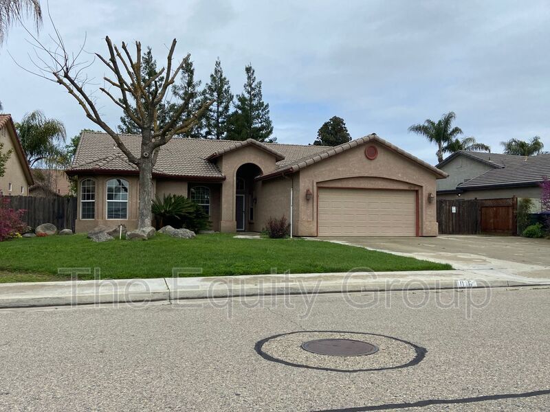 1016 E Arlen Ave in Visalia, CA - Building Photo