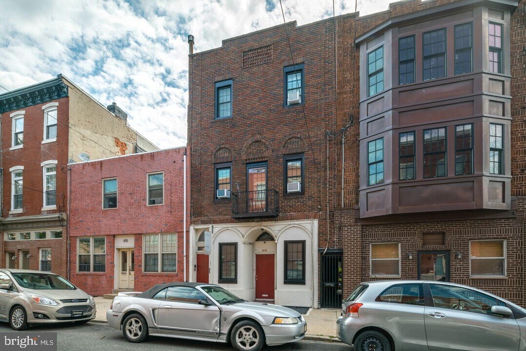 819 S 2nd St-Unit -2 in Philadelphia, PA - Building Photo