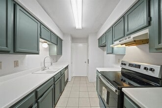 9797 Leawood Blvd, Unit 301 in Houston, TX - Building Photo - Building Photo