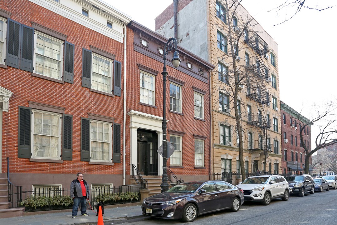 76 Bank St in New York, NY - Building Photo