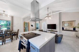 1050 Harrison St in Hollywood, FL - Building Photo - Building Photo