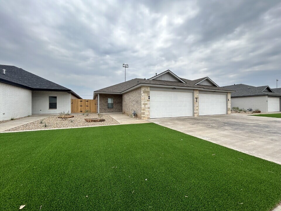 7008 40th St in Lubbock, TX - Building Photo