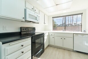 2420 Los Coyotes Dr in Palm Springs, CA - Building Photo