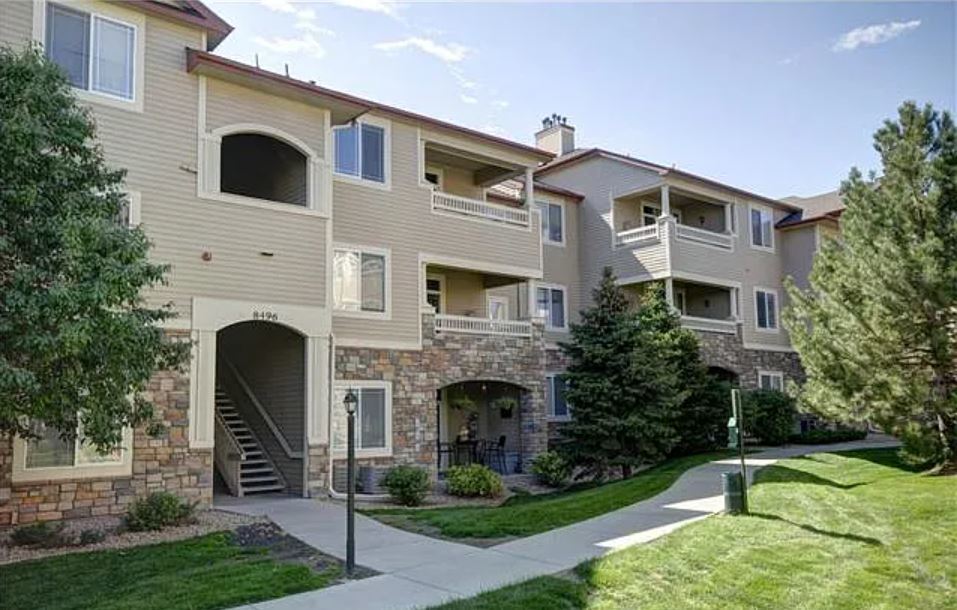 8496 S Hoyt Way in Littleton, CO - Building Photo