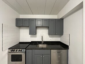 1360 W Touhy Ave in Chicago, IL - Building Photo - Building Photo