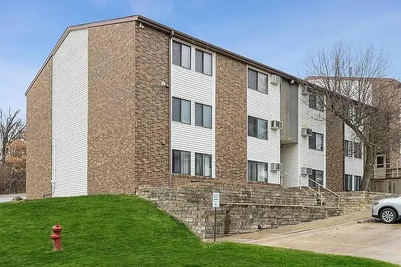 904 Benton Dr, Unit 33 in Iowa City, IA - Building Photo