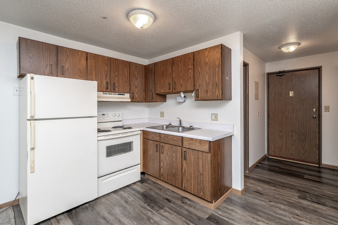 Daybreak Place in Moorhead, MN - Building Photo