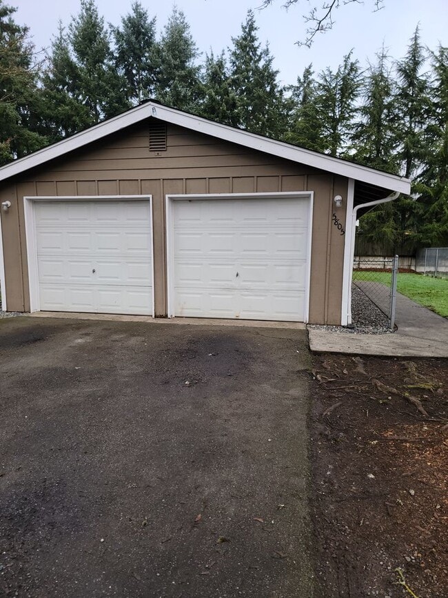 5805-5807-5807 Mt Tacoma Dr SW in Lakewood, WA - Building Photo - Building Photo