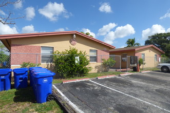 2451 NW 13th Ct in Fort Lauderdale, FL - Building Photo - Building Photo