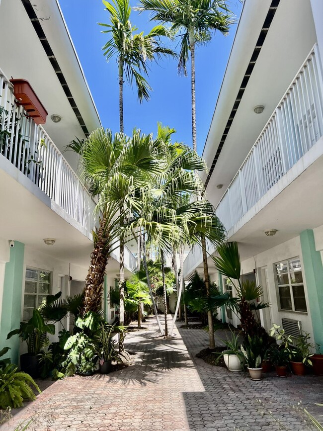 901 Meridian Ave in Miami Beach, FL - Building Photo - Building Photo
