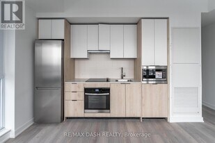 1007 The Queensway in Toronto, ON - Building Photo