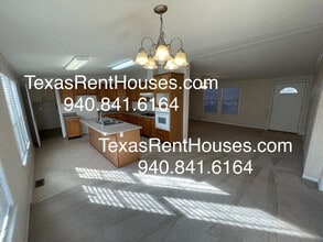 108 W Chestnut St in Iowa Park, TX - Building Photo - Building Photo