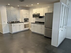 815 Middle River Dr, Unit 108 in Fort Lauderdale, FL - Building Photo - Building Photo