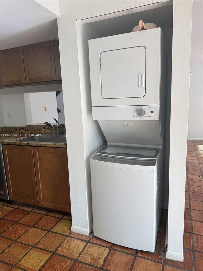 6860 SW 45th Ln in Miami, FL - Foto de edificio - Building Photo