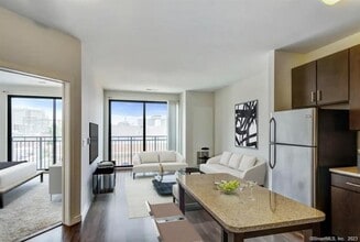 110 Towne St in Stamford, CT - Building Photo - Building Photo
