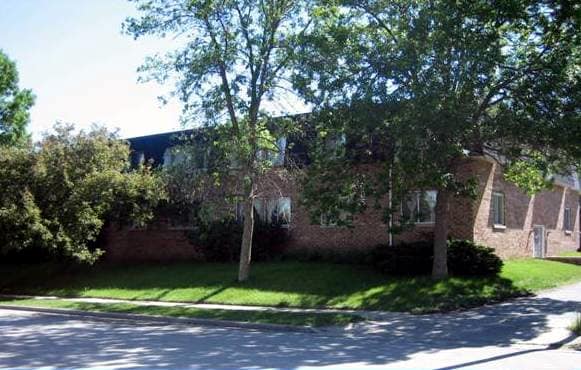 2005 Madera St in Waukesha, WI - Foto de edificio
