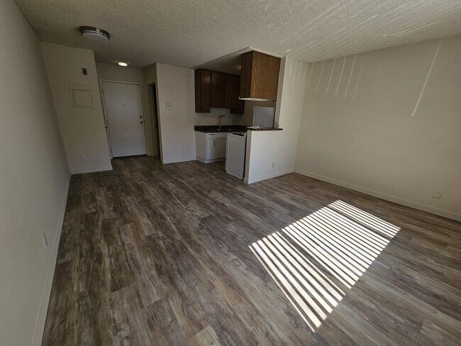 Commerce-10042 in Tujunga, CA - Building Photo - Building Photo