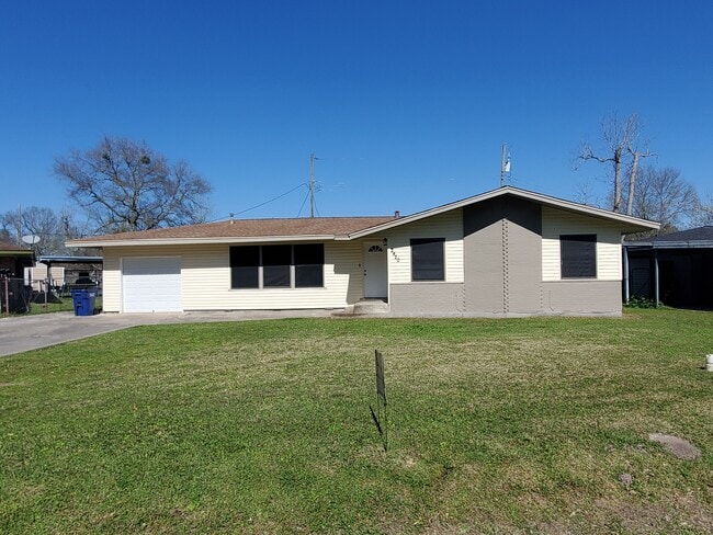 2420 Bradford St in West Orange, TX - Building Photo - Building Photo