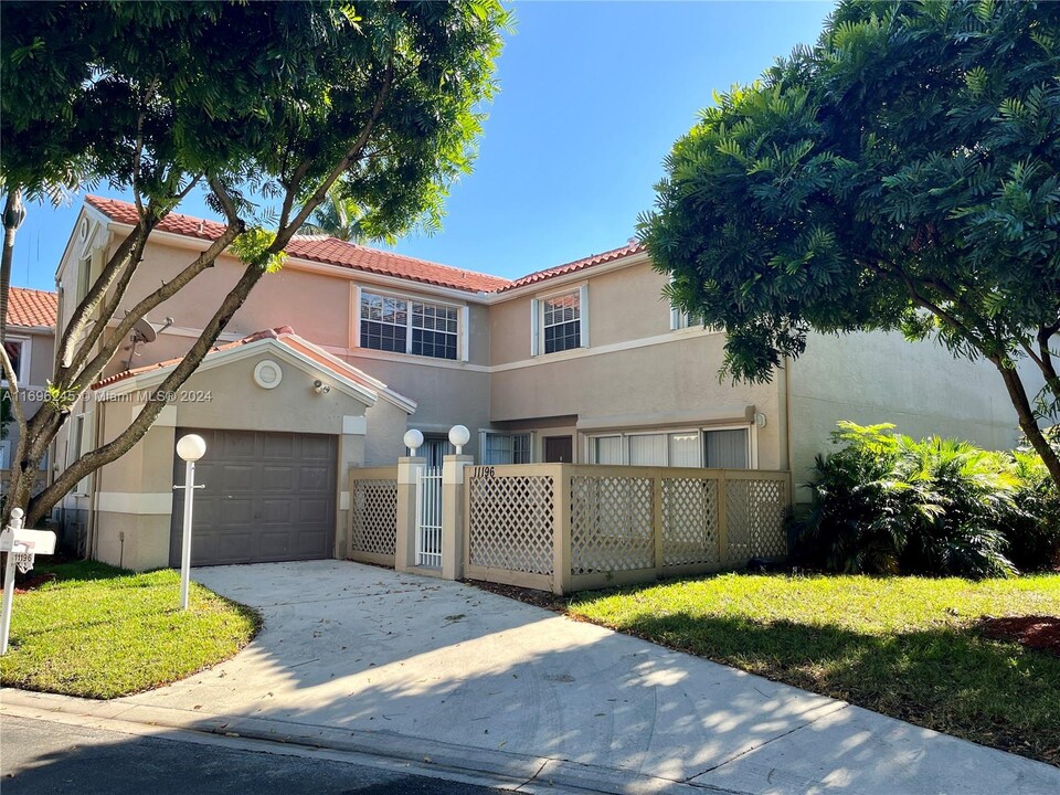 11196 Longboat Dr in Hollywood, FL - Building Photo