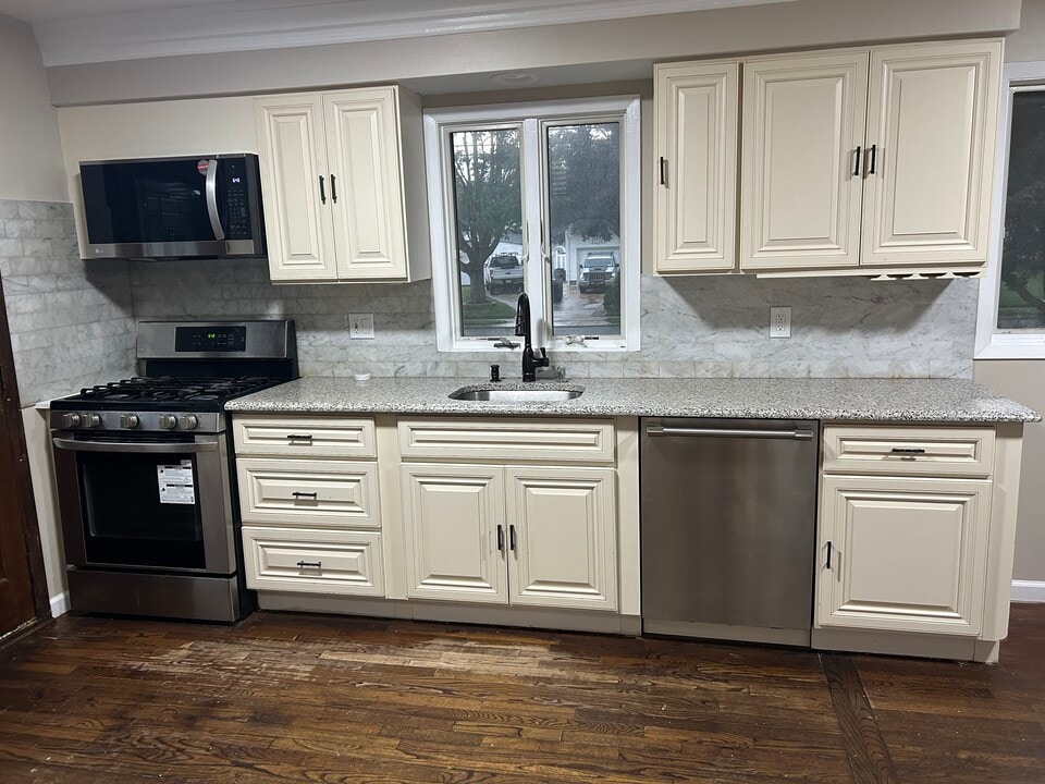 137 Wittberg St, Unit DUPLEX in Brentwood, NY - Building Photo