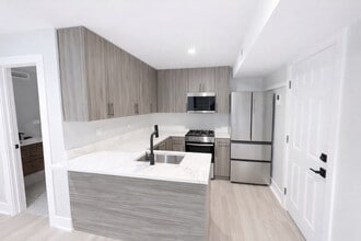 64 E Cedar St in Chicago, IL - Building Photo - Building Photo