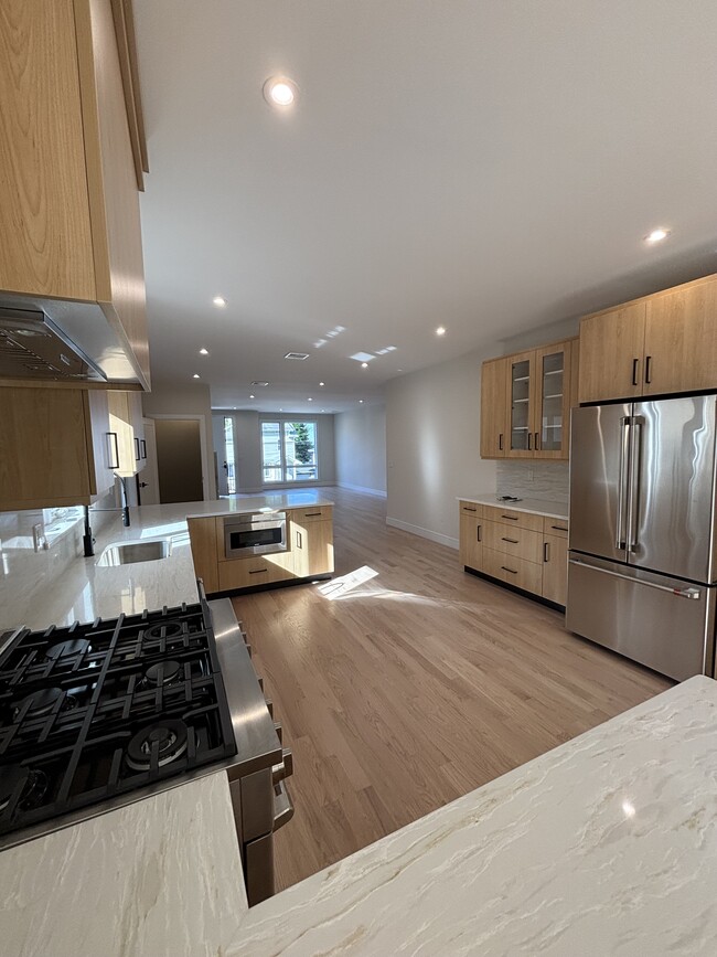 67 W Harwood Ter, Unit 1 in Palisades Park, NJ - Building Photo - Building Photo