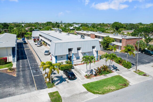 801 Hummingbird 101 Way in West Palm Beach, FL - Building Photo - Building Photo